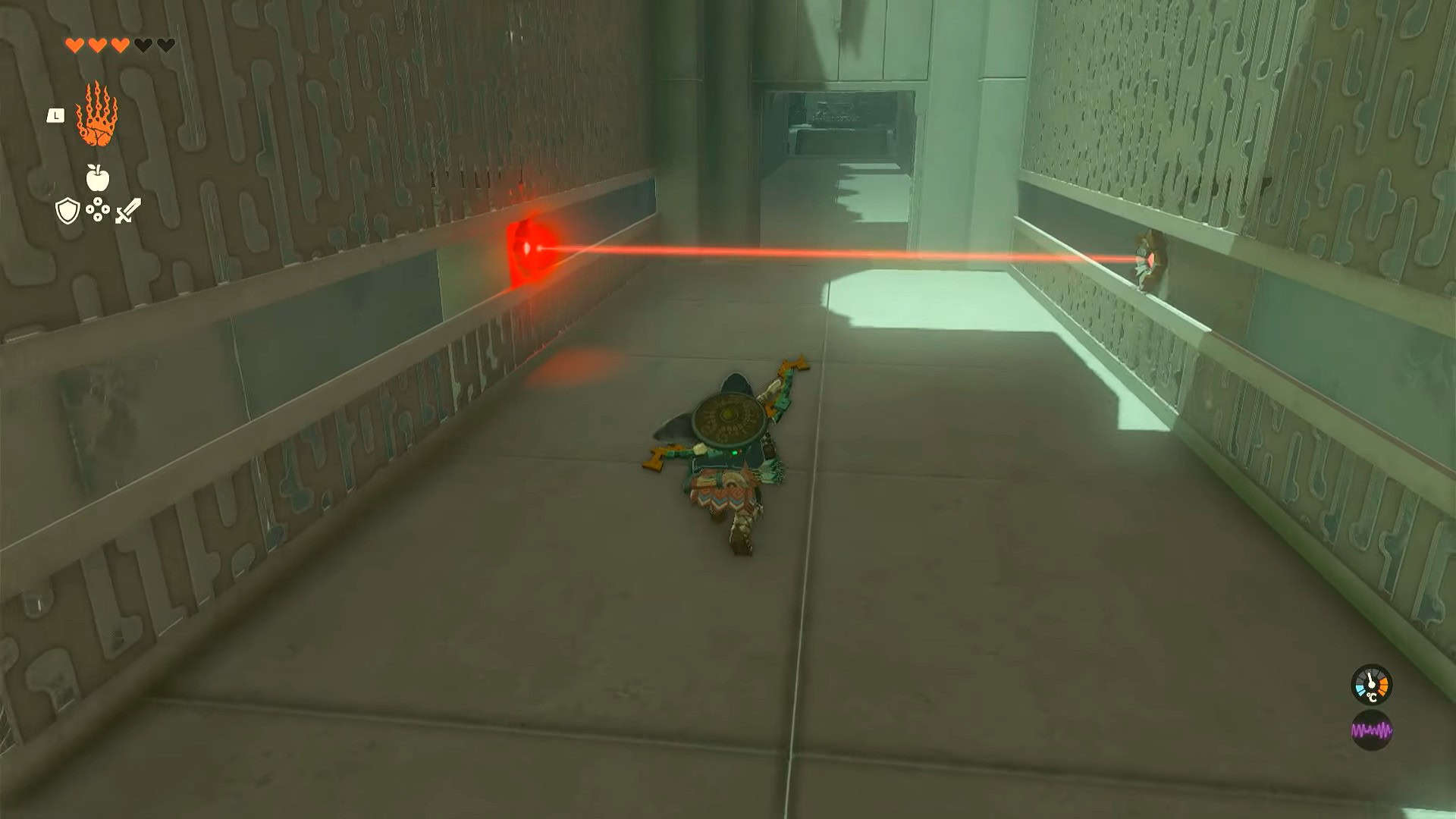 Świątynia sahirowa kuca, aby uniknąć poruszającego się lasera